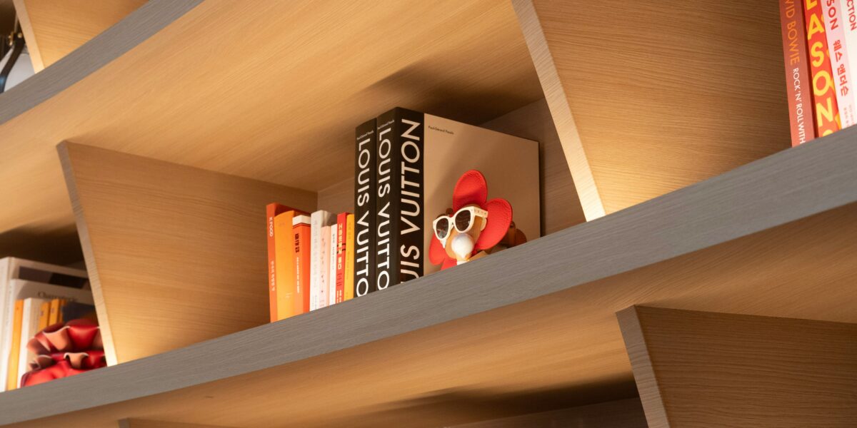 Da librerie di design a pareti smart: idee per valorizzare il soggiorno moderno