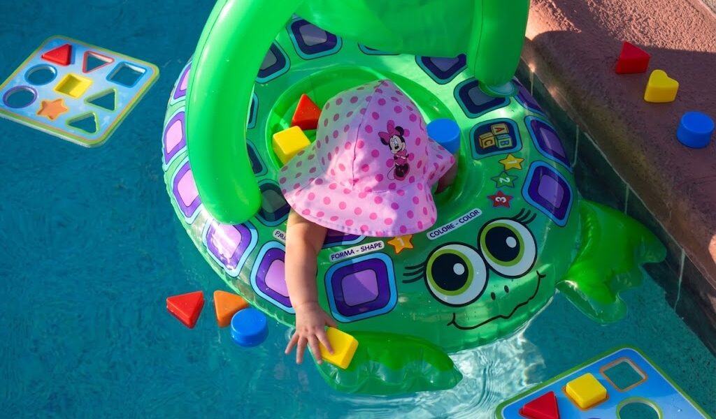 Giochi d’acqua sensoriali: il laboratorio estivo in casa e in giardino