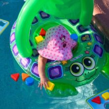 Giochi d’acqua sensoriali: il laboratorio estivo in casa e in giardino