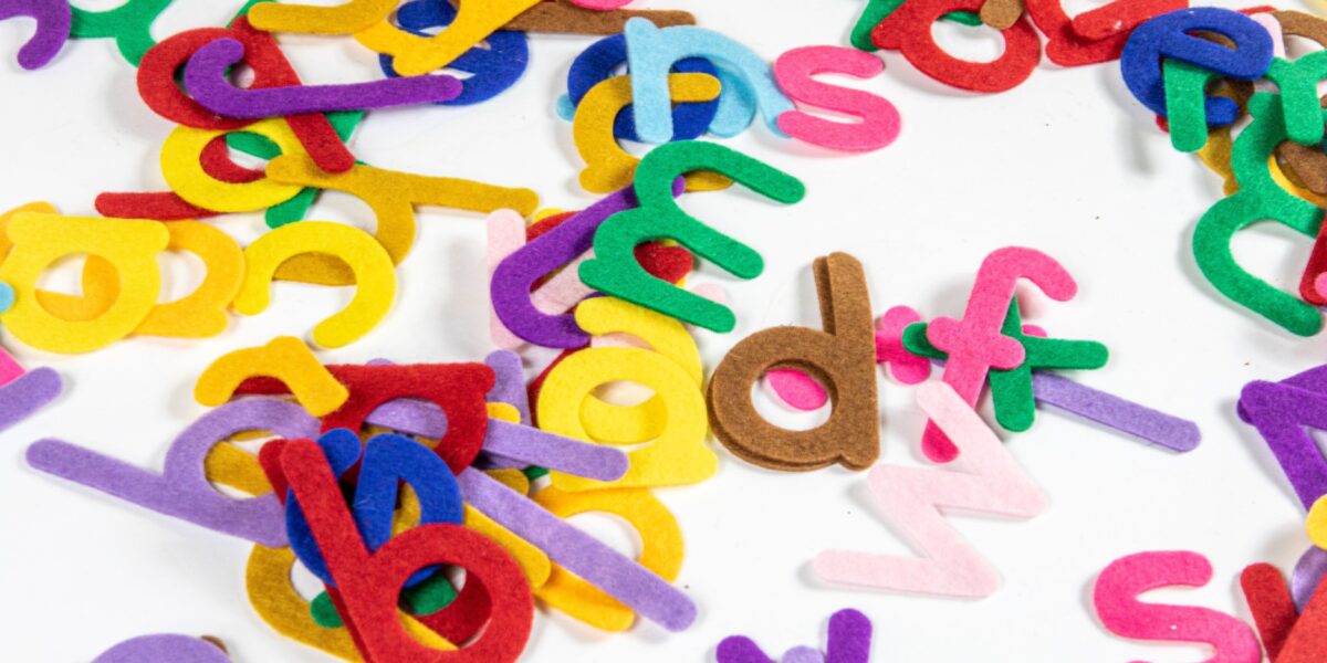 Imparare l’alfabeto giocando: dal metodo Montessori alle alternative ludiche