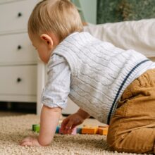 Sicurezza neonato in casa: dal gattonamento ai primi passi