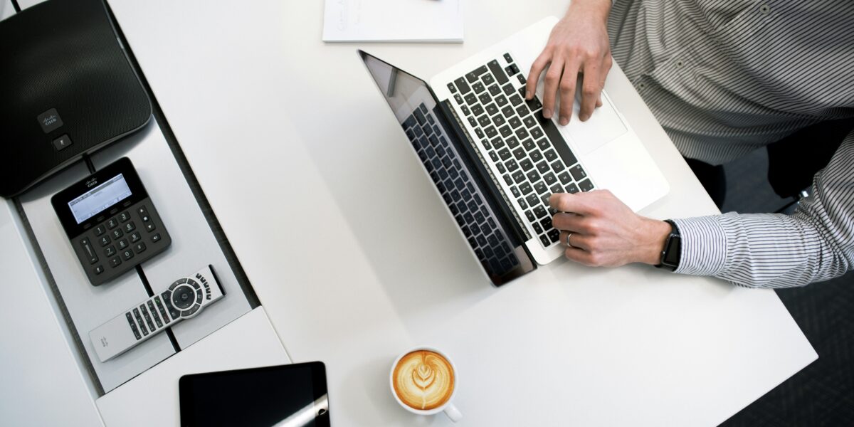 Postazione Smart Working: cavi, ergonomia e ricarica in ordine